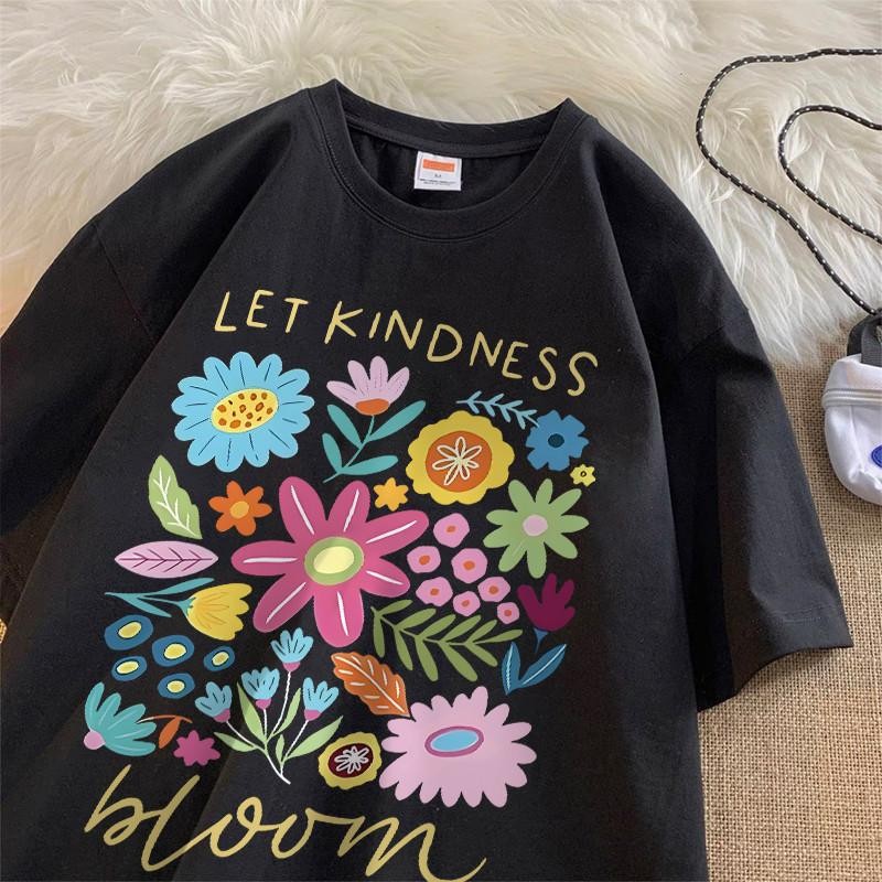 (จัดส่งตลอด 24 ชั่วโมง) เสื้อยืด Oversize ลาย 'Kindness Bloom' เสื้อดอกไม้กราฟิก คอตตอน 100%
