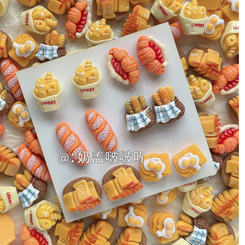 [100 ชิ้นในสต็อก] ของเล่นจำลองอาหารขนาดเล็ก วัสดุเรซิน DIY กาวครีม กิ๊บติดผมทำมือ ดอกไม้รองเท้า ตกแต่งตู้เย็น อุปกรณ์เล่นสมมติ