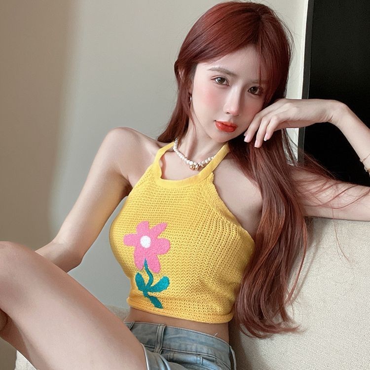 Maze พร้อมส่ง เสื้อสายเดี่ยว ผ้าถัก เปิดหลัง เซ็กซี่เข้ารูป ดีเทลเก๋มากปักลายดอกไม้น่ารัก(83193)