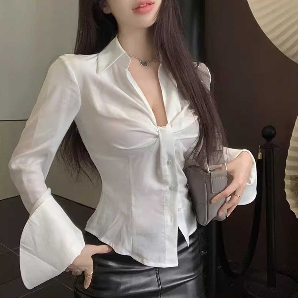 เสื้อเชิ้ตสไตล์ฝรั่งเศสสีขาวที่มาพร้อมกับการออกแบบที่สวยงามในฤดูใบไม้ผลิ