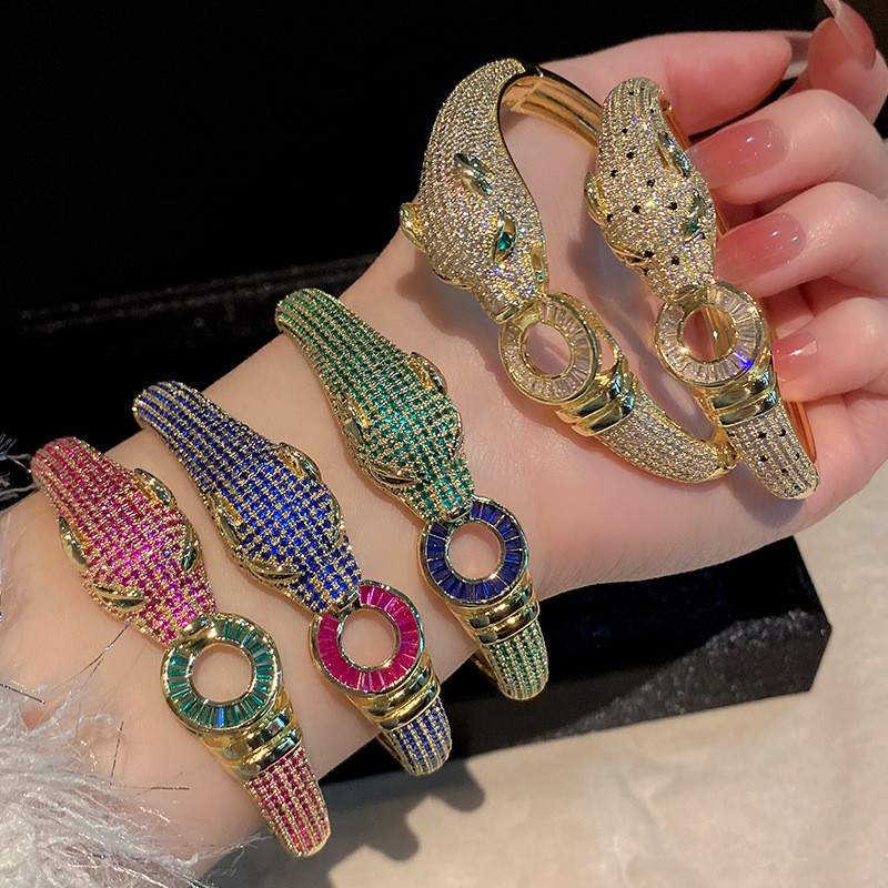 หลายสีตัวเลือกเสือดาวหัวจานกลมกลวงเหล็กไทเทเนียมสร้อยข้อมือผู้หญิงกระพริบสุดสร้อยข้อมือประณีต