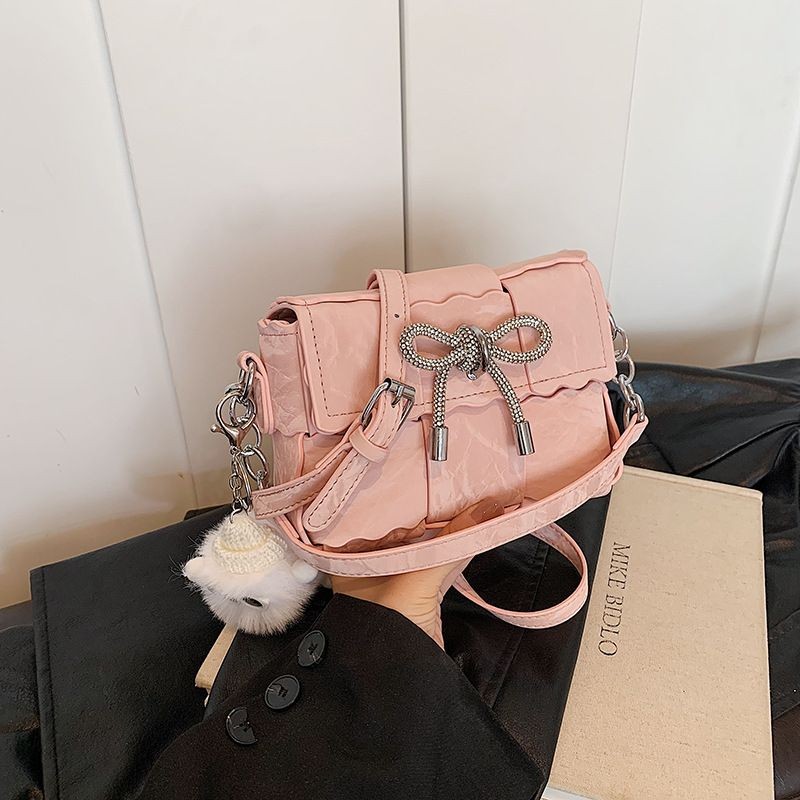 C&k Urban Chic กระเป๋าสะพายข้างหนัง PU พร้อมโบว์ Rhinestone และเครื่องรางปุย