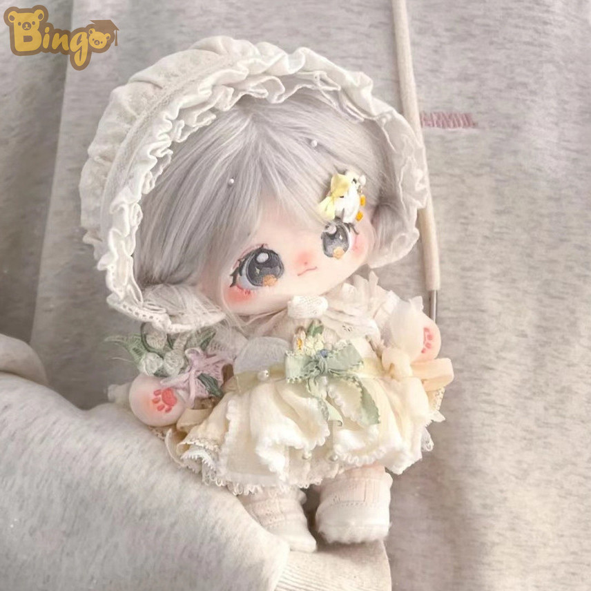 【Bingo】ตุ๊กตาผ้าฝ้าย 20ซม. พร้อมโครงกระดูก ของเล่นตุ๊กตา [พร้อมเสื้อผ้าที่กำหนด] น่ารัก ตุ๊กตาแต่งตัว ผมสีเงิน ยัดไส้ ของขวัญ สำหรับเด็กผู้หญิง (0271)