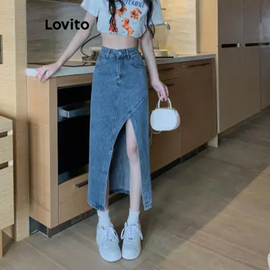 Lovito กระโปรงยีนส์ผู้หญิง แต่งผ่าด้านหน้า สีพื้น สไตล์ลำลอง LNE50545