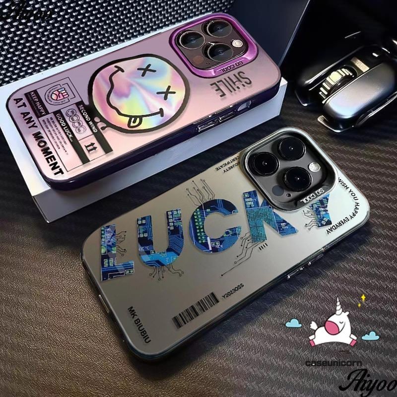 แบรนด์อินเทรนด์การ์ตูนหน้ายิ้ม Cool Lucky Letter Tag คู่สําหรับ IPhone 15 14 12 13 11 Pro Max 7Plus XR XS Max X 8 15 14 7 Plus SE หรูหราชุบโลหะฝาครอบเลนส์
