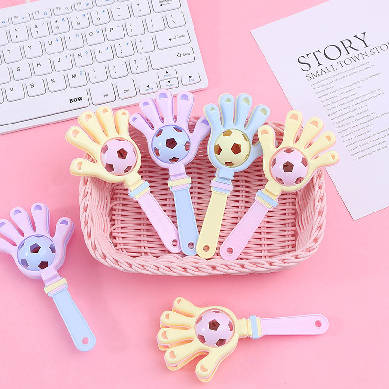 ฟุตบอล Rattle พลาสติกปาล ์ มของเล ่ นเด ็ ก Holiday Party Props - รูปที่ 2