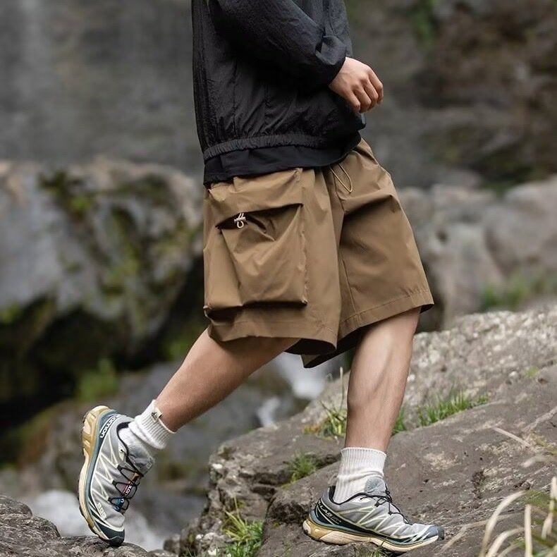 【M-8XL】ขนาดบวกสําหรับผู้ชาย, เชือกรูดยืดหยุ่นกลางแจ้งภูเขาลําลองหลวมชุดทํางานกระเป๋าขนาดใหญ่, กางเกงสองชิ้น, กางเกงขาสั้น, ผู้ชายลําลองสไตล์บาง