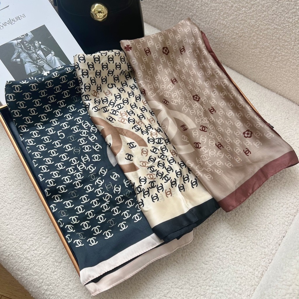 แฟชั่นมาใหม่ออกแบบผู้หญิงผ้าพันคอไหมตารางซีซีตัวอักษรพิมพ์ผมคอสแควร์คอผ้าไหมผ้าพันคอ แอร์โฮสเตส 70ซม (27.55นิ้ว) ผ้าพันคอสี่เหลี่ยมสํานักงานสุภาพสตรีห่อสีแทน