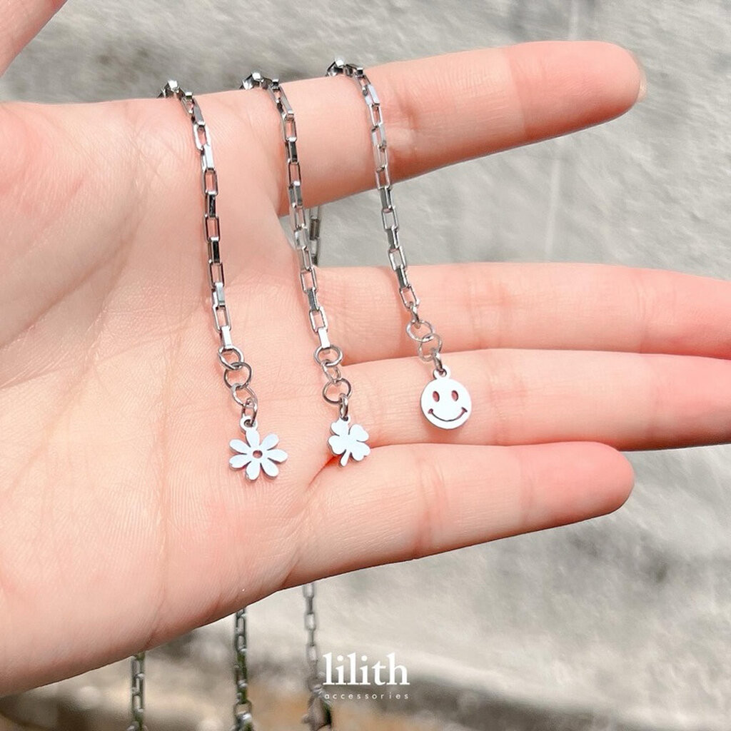 Lilith - Cube chain bracelet สร้อยข้อมือ จี้ยิ้ม จี้ดอกไม้ จี้ใบโคลเวอร์