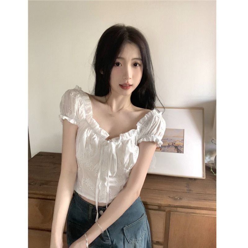 เสื้อครอปท็อปแขนสั้น คอสี่เหลี่ยม ปักลาย แต่งรูกลวง สไตล์ฝรั่งเศส แฟชั่นฤดูร้อน สําหรับผู้หญิง