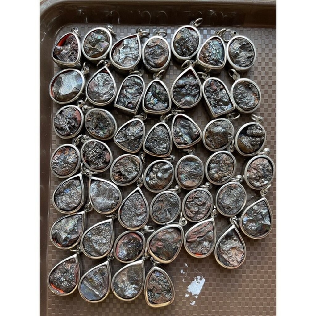 ผนึกเหล็กไหลแร่เขาอึมครึม/แร่เหล็กไหล7สี/พร้อมเลี่ยมกรอบสำเร็จ