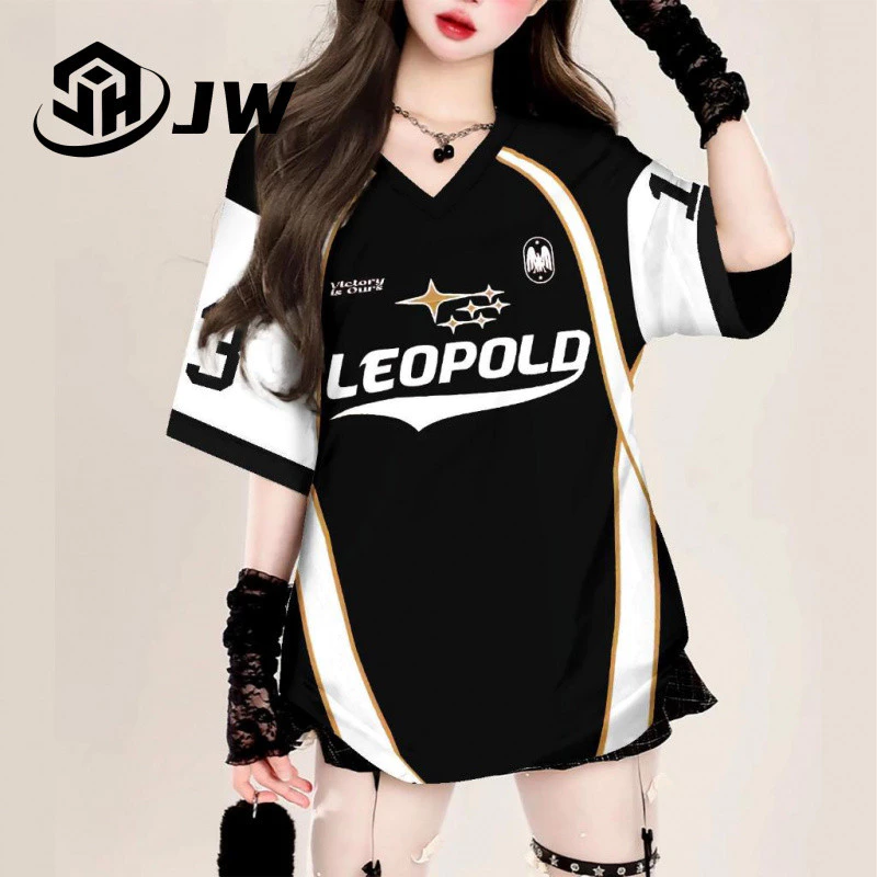 2025 เสื้อกีฬาแขนสั้นคอวีหวานแฟชั่นใหม่ เจอร์ซีย์น่ารักสำหรับเด็กผู้หญิง สไตล์เกาหลี แฟชั่นแห้งเร็ว น้ำหนักเบา สบาย คู่แขนสั้น สไตล์ฮิปฮอปหลวม ผ้าแฟชั่นสตรีท สไตล์เกาหลี ยูนิเซ็กซ์ เสื้อฟุตบอลหลวมขนาดใหญ่ เสื้อยืดกีฬาผู้หญิง thumbnail 6