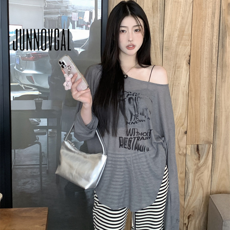 Junnovgal เสื้อยืดแขนยาว เปิดไหล่ ทรงหลวม พิมพ์ลาย สีพื้น สําหรับผู้หญิง 2024