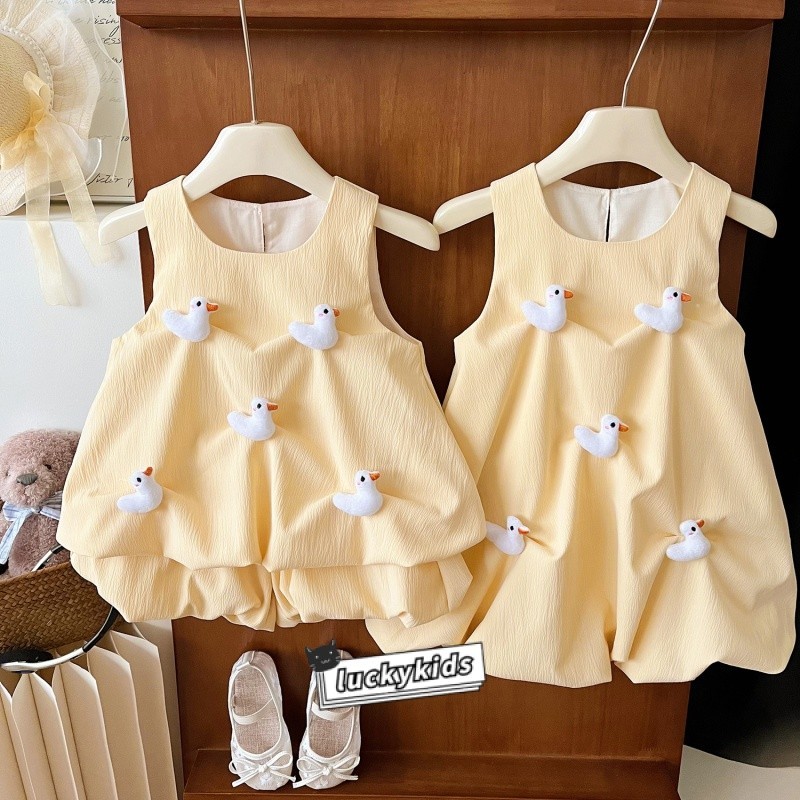 ฤดูร้อนใหม่เด็กสาวเป็ดตุ๊กตาดอกตูมกระโปรงแขนกุดชุดsundress/เสื้อกั๊ก+กางเกงขาสั้นเสื้อผ้าชุด