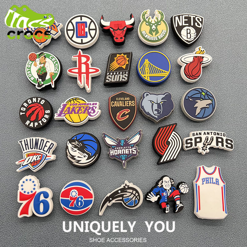 ใหม่ Jibbitz Crocs ของแท้รองเท้าอุปกรณ์เสริมสนุก diy รองเท้าหัวเข็มขัด Carlo Chi ตกแต่ง Zhibixing NBA Series