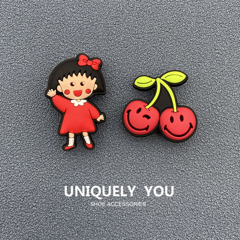 Cherry Maruko crocs Hole รองเท้าดอกไม้หัวเข็มขัดของแท้รองเท้าการ์ตูนน่ารักดอกไม้ Carlo Chi อุปกรณ์ตกแต่ง