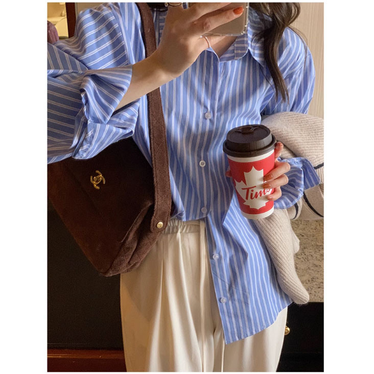 PKB2881 เสื้อเชิ้ตลายทางแขนยาวคอปกผู้หญิงเรียบง่ายสีฟ้า อก42 ฟรีไซส์ นืิยมใส่มากในวัยสาวๆ ทรงสวย ผ้า