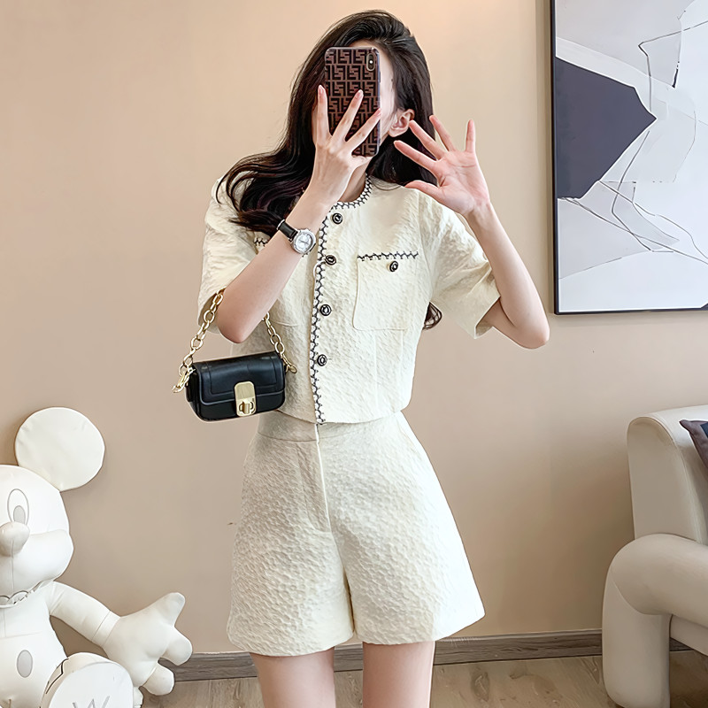 Suysuy พร้อมส่ง ชุดเซ็ท เสื้อแขนสั้น กางเกงขาสั้น ผ้าสปัน ลวดลายดอกไม้ กระเป๋าสองข้าง ใช้งานได้ กระดุมแต่งลายดอกกุหลาบ