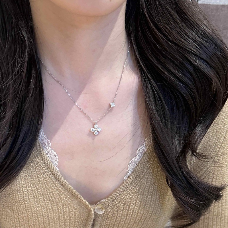 925 เงินใหม่สี่ใบโคลเวอร์สร้อยคอจี้แฟชั่นสตรีออกแบบสร้อยคอระดับไฮเอนด์อุปกรณ์เสริมของขวัญขายส่ง