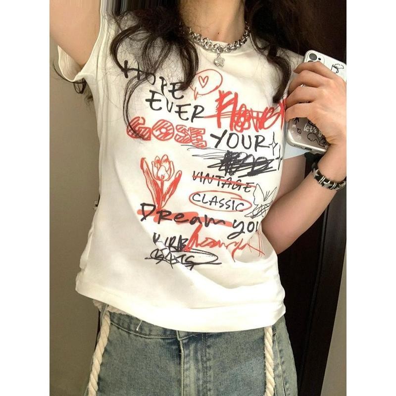 เสื้อยืดผ้าฝ้าย ทรงสลิมฟิต แขนสั้น ไหล่หน้า พิมพ์ลายกราฟฟิตี้ย้อนยุคและสนุกสนาน สำหรับฤดูร้อนของผู้หญิง มาใหม่ สไตล์อิน