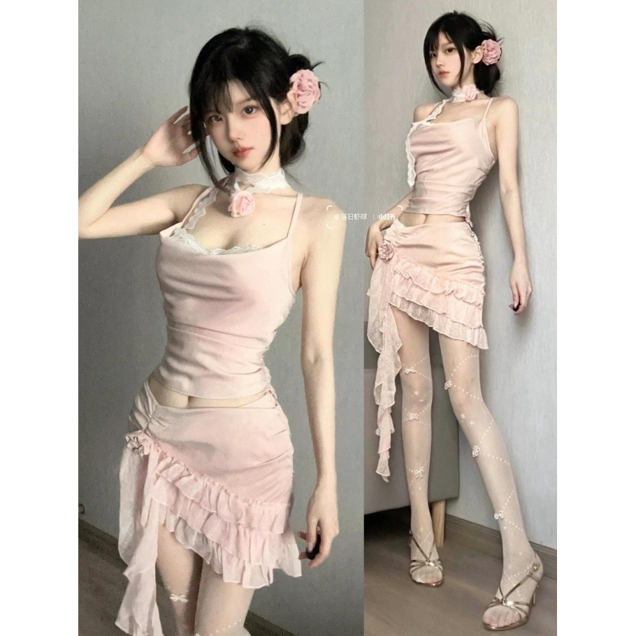 ชุดเซ็ต 2 ชิ้น เสื้อสายเดี่ยวไขว้หลัง + กระโปรงสั้น ตกเเต่งระบายขนมชั้นด้วยผ้าลูกไม้ กระโปรงปาดเฉียง สาวเซ็กซี่ต้องมี