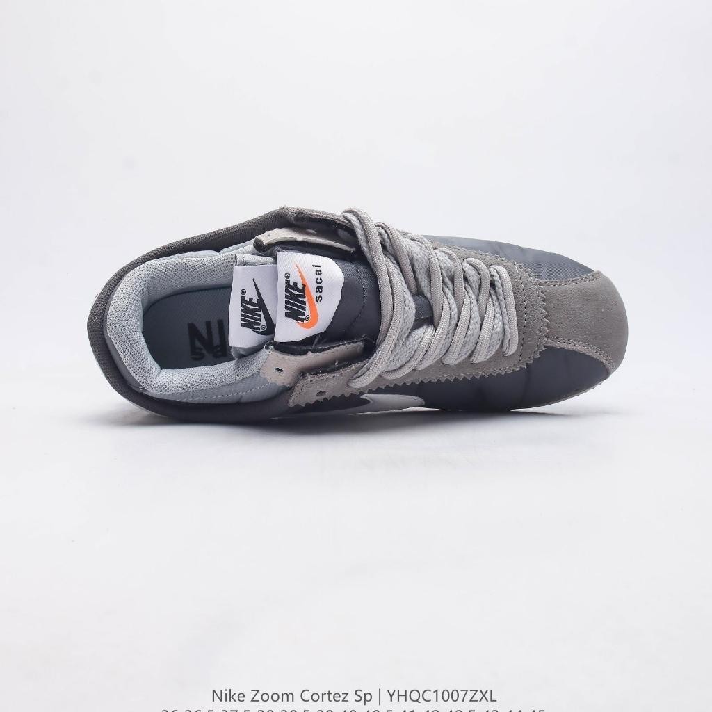 Sacai x Nike Air Zoom Cortez SP 4.0 " สีเทา &amp; สีขาวรองเท ้ าวิ ่ งย ้ อนยุครองเท ้ าผ ้ าใบลําลองสําหรับผู ้ หญิงและผู ้ ชายฤดูร ้ อน