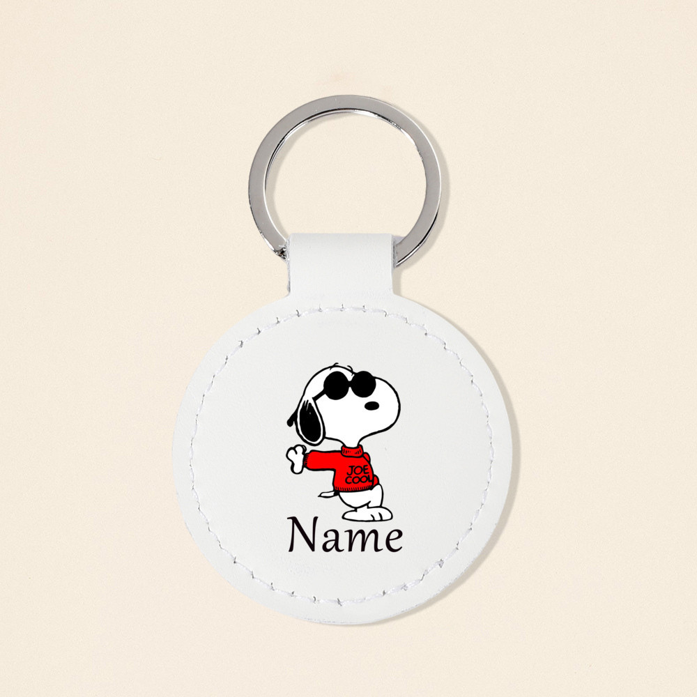 Snoopy พิมพ์การ์ตูนที่กําหนดเองชื่อ PU พวงกุญแจหนัง Circulaire พวงกุญแจพวงกุญแจรถเครื่องประดับกระเป๋าอุปกรณ์เสริมของขวัญที่กําหนดเองที่ดีที่สุด - รูปที่ 6