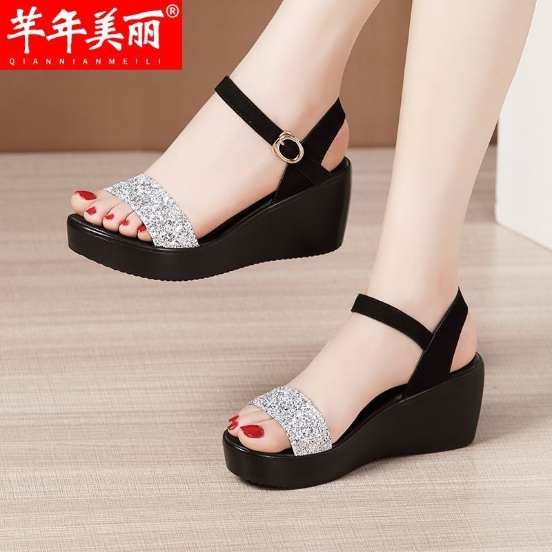 Yueyejia YY ผมตรง Wedge Heel Rhinestone รองเท้าแตะผู้หญิง 2024 ฤดูร้อนสไตล์ใหม่แพลตฟอร์มหนา Soled ขนาดใหญ่แบนหัวเข็มขัด All-Match เปิดนิ้วเท้าปลา Mo