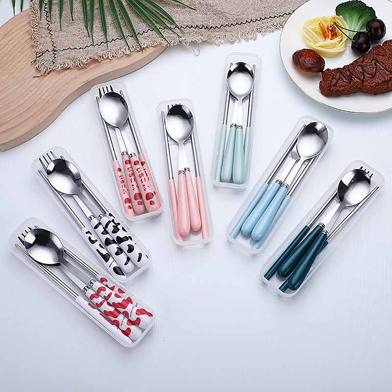 [maybeauty] ชุดช้อนส้อมสับสตรอเบอร์รี่น่ารักพร้อมกล่องเดินทางแบบพกพาสแตนเลสบนโต๊ะอาหารเครื่องครัว {TH}