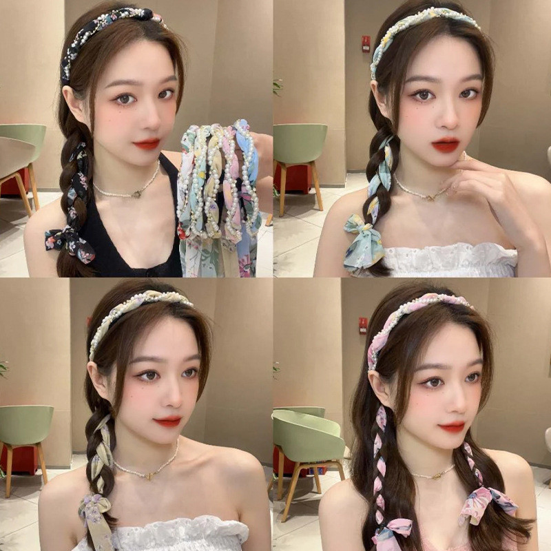 ผมตัดด้วยผ้าพันคอผูกผมริบบิ้นฤดูร้อนและที่คาดผมแบบบูรณาการเป็นหนึ่งสําหรับการสวมใส่ทุกวันของผู้หญิง มัดผมและสานด้วยริบบิ้นสําหรับใส่หมวก