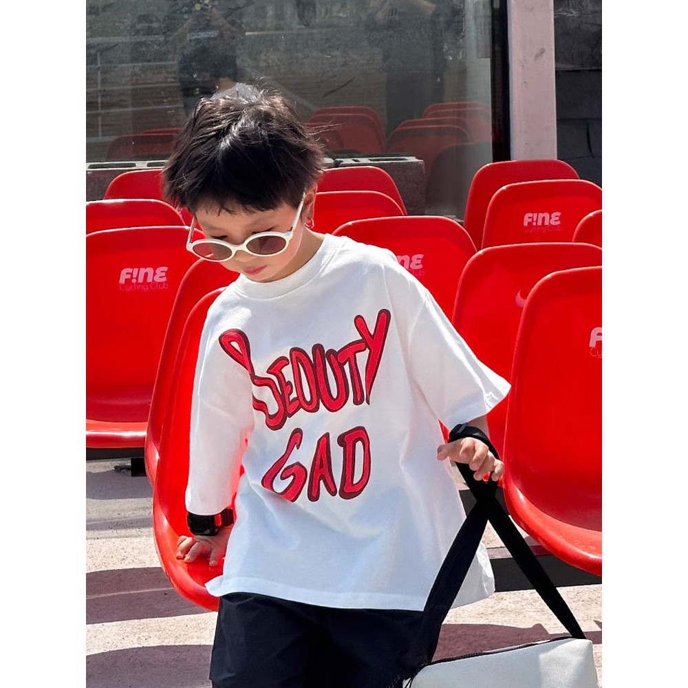 เสื้อผ้าเด็กชาย สไตล์โมเดิร์น และแฟชั่น รวมถึงรูปภาพเครื่องประดับโมเดิร์นและอุปกรณ์ส่วนตัว สบายและมีความแฟชั่น