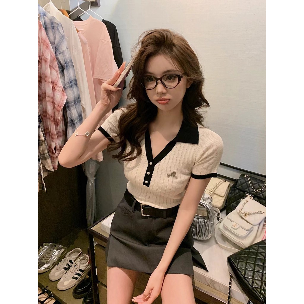 คอปกพับ แขนสั้นถักสำหรับผู้หญิง ฤดูร้อน สไตล์ฝรั่งเศสใหม่ ขนาดเล็ก ทรงเข้ารูป สไตล์สถาบัน เสื้อยืดแข