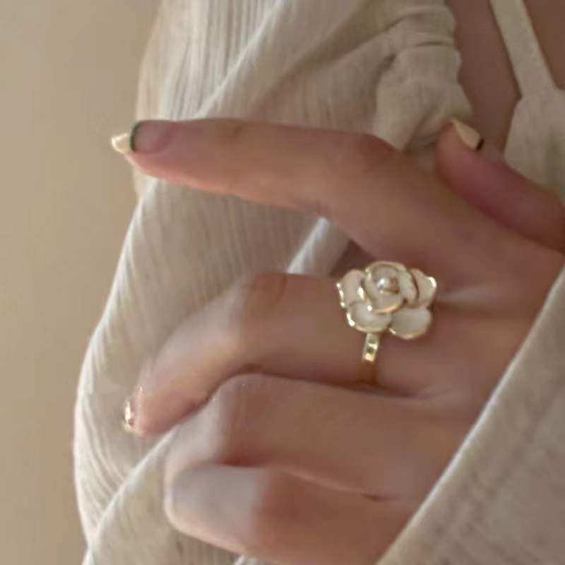 เวอร ์ ชั ่ นเกาหลี Camellia แหวนหญิง ins High-End Feel Chanel สไตล ์ แหวนเปิด Retro ปรับหางแหวน