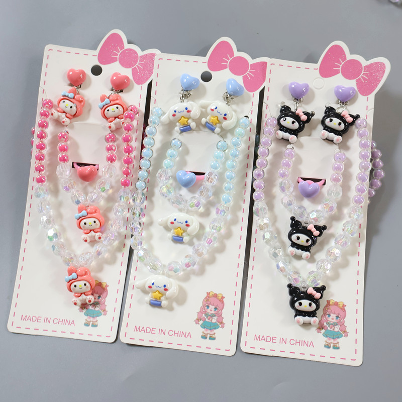 SANRIO (ชุด 5 ชิ้น) สร้อยคอเด็กสร้อยข้อมือต่างหูสูท, การ์ตูนคลาสสิก ซานริโอ เครื่องประดับ, สาวสร้อยคอมุกเครื่องประดับ