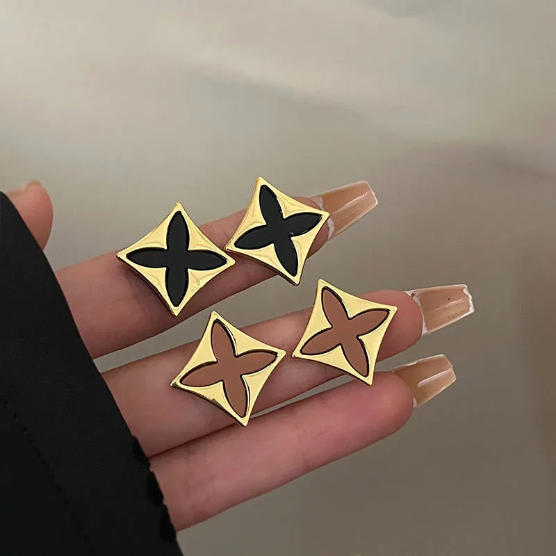 925 เข็มเงิน Retro High-End Four-Pointed Star ต่างหูโลหะหญิง