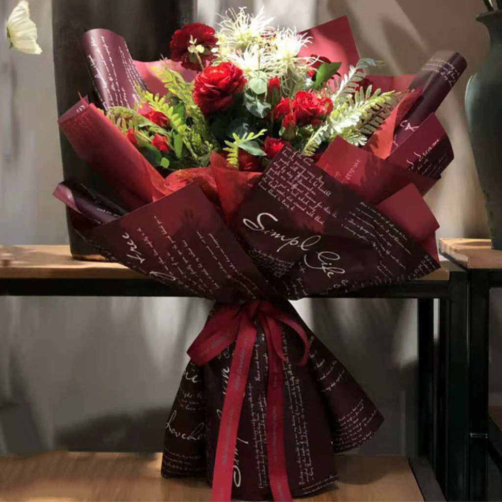 กระดาษฟลาวด์ลายตัวอักษร ขนาด 58x58 ซม. กระดาษห่อดอกไม้ กันน้ำ100% แผ่นพลาสติกห่อดอกไม้ อุปกรณ์จัดช่อดอกไม้ ดอกไม้ปลอม