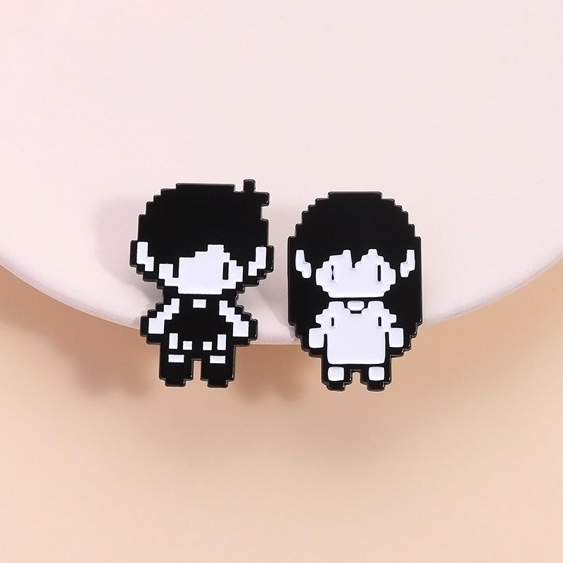 Omori Pixel เกมตัวอักษรเข็มกลัดการ์ตูนคู่ป้ายโลหะ Pixel สไตล์เสื้อผ้า Lapel Pin เครื่องประดับของขวัญ