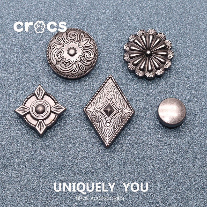 Crocs JIbbitz หัวใจโลหะ JIbbitz โลหะรองเท้าบาสเก็ตบอลหัวเข็มขัด charm Crocs อัญมณีดอกไม้รองเท้าอุปกรณ์เสริม
