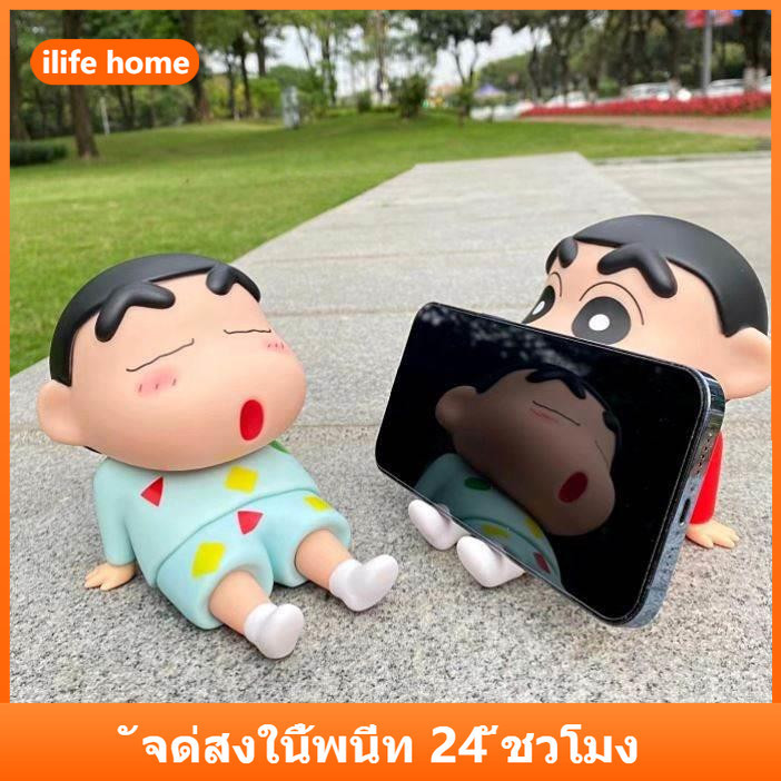 ที่วางโทรศัพท์ Crayon Shin chan Lazypods วงเล็บคอสเพลย์อะนิเมะ COD สต็อกรูปตุ๊กตาของเล่นสําหรับของขวัญเด็กคอลเลกชันเครื่องประดับรถบ้านเค้กตกแต่ง Mobi