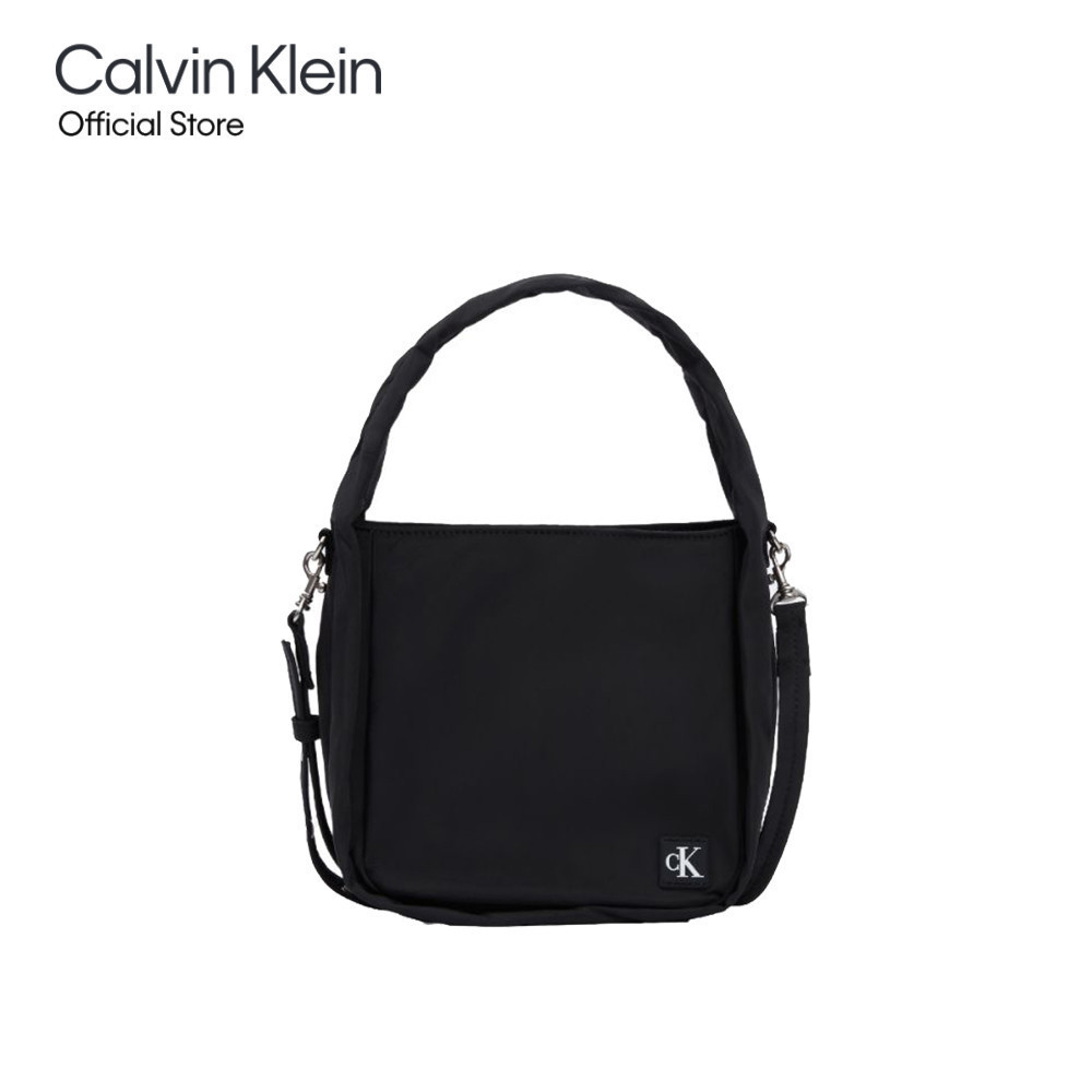 CALVIN KLEIN กระเป๋าสะพายข้างผู้หญิง Block Nylon Bucket Bag รุ่น DH3532 001 - สีดำ