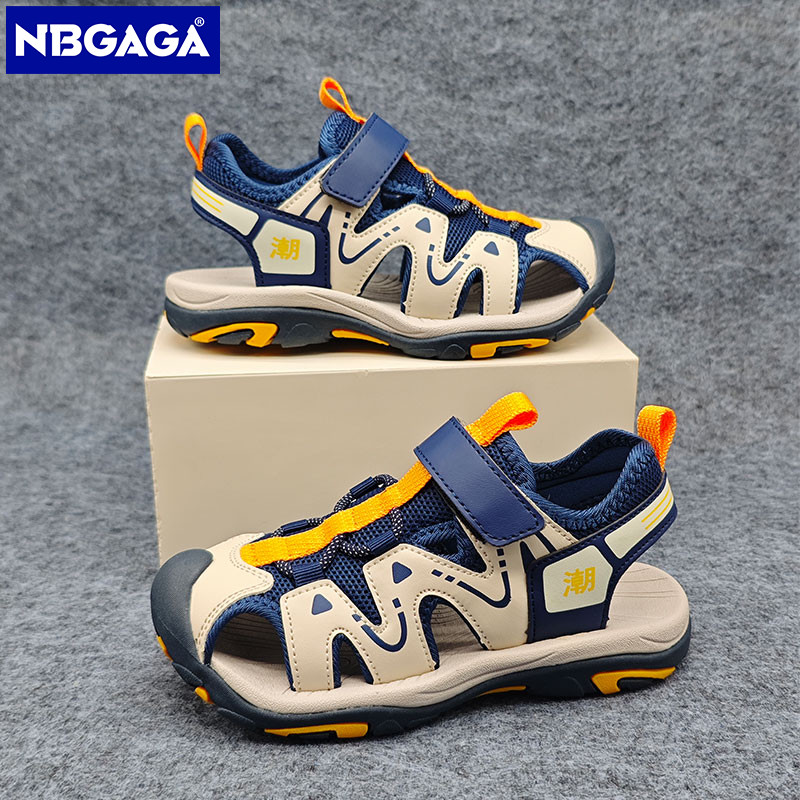 2025 รองเท้าแตะเด็กใหม่ฤดูร้อนล้อมรอบนิ้วเท้ารองเท้าแตะที่มีความระบายอากาศ, ป้องกันการชนกัน, ทนต่อการสึกหรอ, และความสบาย -สําหรับเด็กชายแล