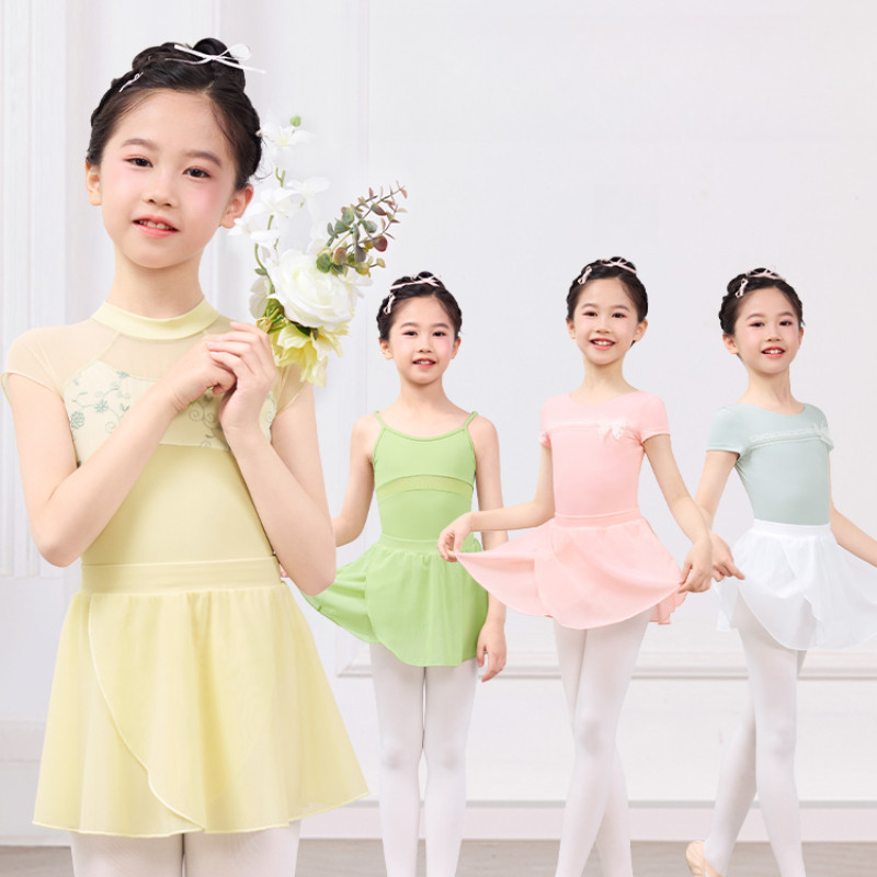 สาวยืดหยุ่นข้ามกระโปรงตาข่ายนุ่ม