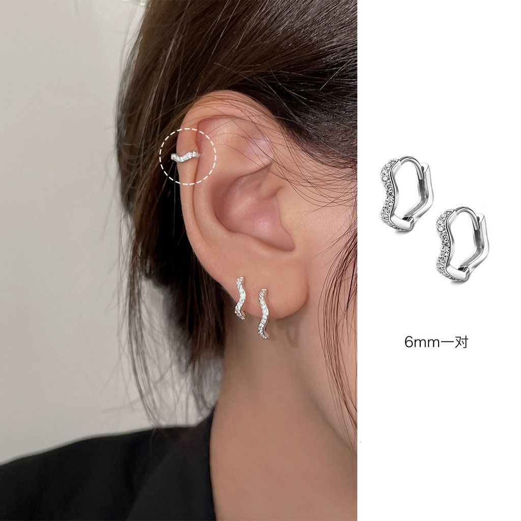 2pcs Silver Plated Minimal Wave Hoop ต่างหูคริสตัล Zirconia ขนาดเล็ก Huggie หูแหวนผู้หญิงเจาะเครื่องประดับ