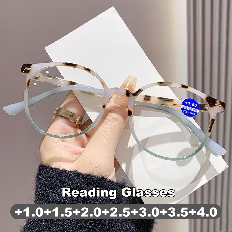 2025 ไม่จํากัดเพศ แฟชั่นรอบกรอบแว่นอ่านหนังสือป้องกันแสงสีฟ้าสายตายาววินเทจเบาไกลสายตาแว่นตาสําหรับผู้ชายผู้หญิง