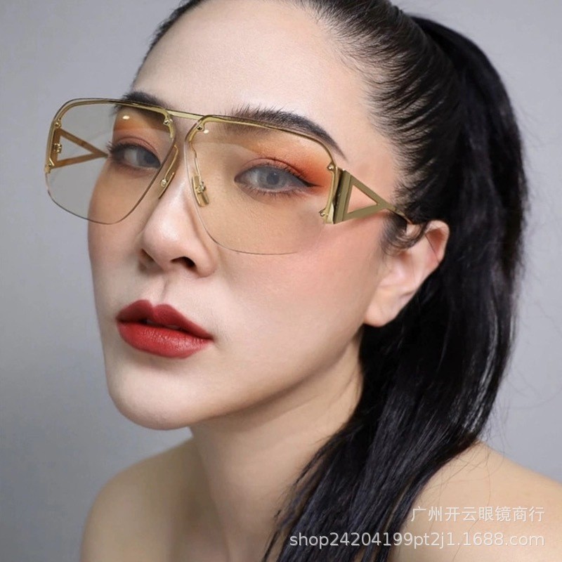 Bottega Venet * แว ่ นกันแดดสีน ้ ําตาลใสหญิงแว ่ นตากรอบขนาดใหญ ่ ที ่ ไม ่ ซ ้ ําใครแฟชั ่ นแว ่ นตากันแดดดูผอมอินเทรนด ์ 1065