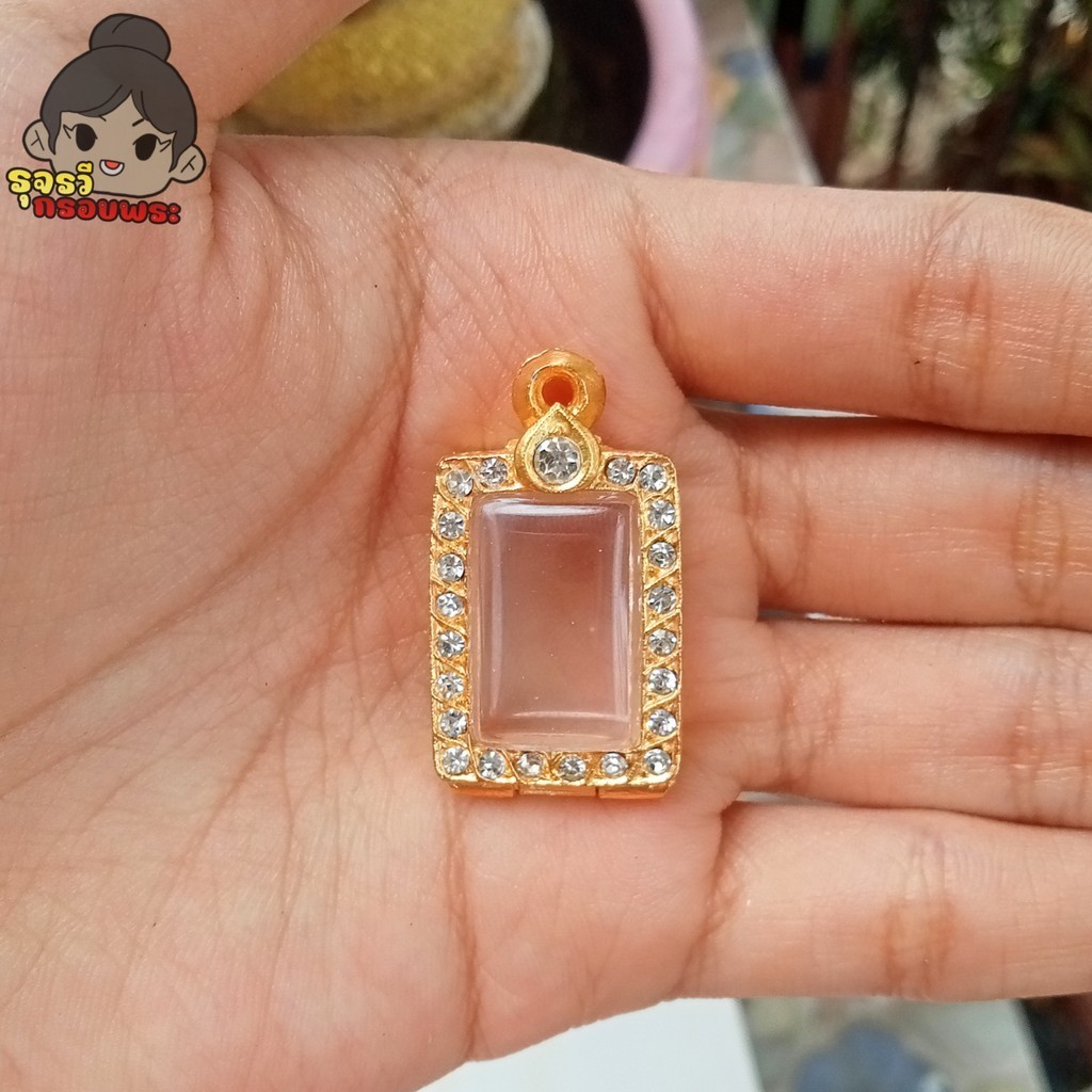 กรอบพระสมเด็จเล็กทองล้อมเพชร ใส่หลวงปู่ศุขพิมพ์ประภามณฑล เนื้อตะกั่ว | คะแนนเล็ก | กว้าง1.3*สูง1.9ซม.(ขนาดจอกระจก)