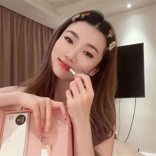 ฝรั่งเศสที่เรียบง่ายแต่งหน้าที่ไร้รอยต่อกิ๊บสําหรับผู้หญิงฤดูใบไม้ผลิระดับไฮเอนด์ด้านผมหักเรียบกิ๊บ ใบเรียกเก็บเงินเป็ด คลิป