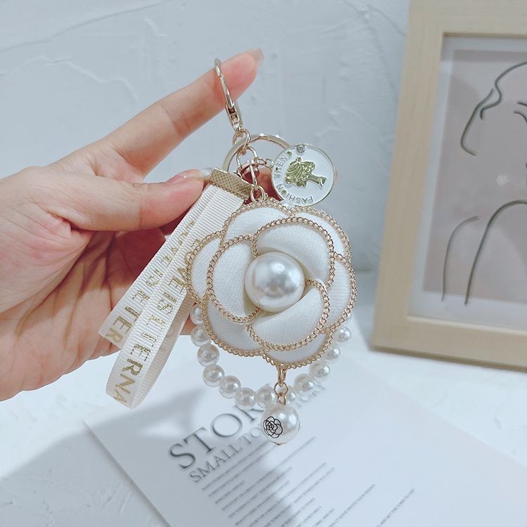 เวอร ์ ชั ่ นเกาหลี Pearl String Camellia พวงกุญแจ Chanel สไตล ์ ที ่ ไม ่ ซ ้ ํากันกระเป ๋ าใบเล ็ กจี ้ พวงกุญแจรถมูลค ่ าสูงคู ่