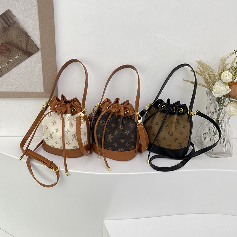 Pu Drawstring Drawstring กระเป ๋ าสะพายสุภาพสตรีแฟชั ่ นเกาหลีหลายชั ้ นความจุขนาดใหญ ่ Cross-Body กระเป ๋ า Letter