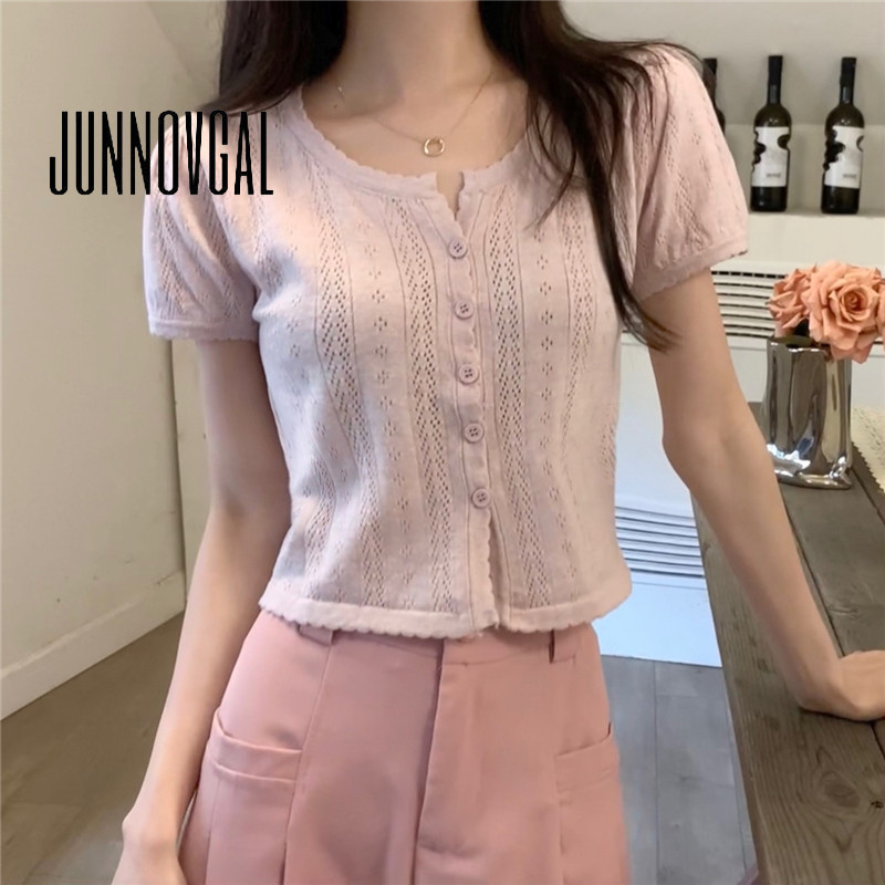 JUNNOVGAL เสื้อคาร์ดิแกนผู้หญิงถักปุ่มคอวีสีทึบแขนสั้นสไตล์ใหม่